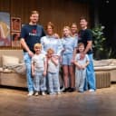 Le famiglie dietro FamBed, riunite in pigiama davanti al letto nello showroom