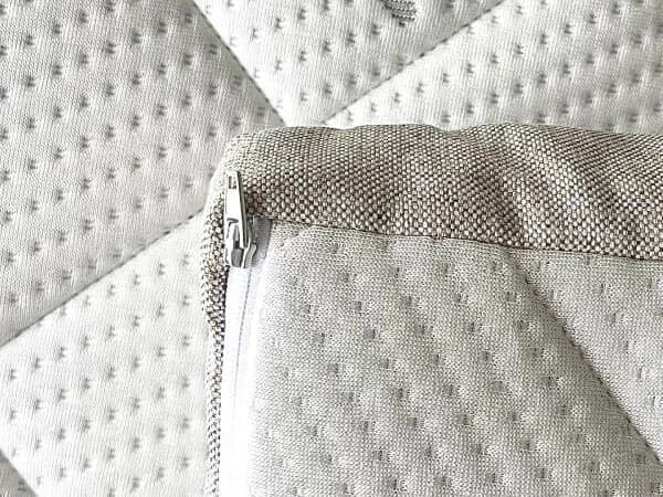 Primo piano della cerniera lungo il bordo del rivestimento sfoderabile in TENCEL™ del topper