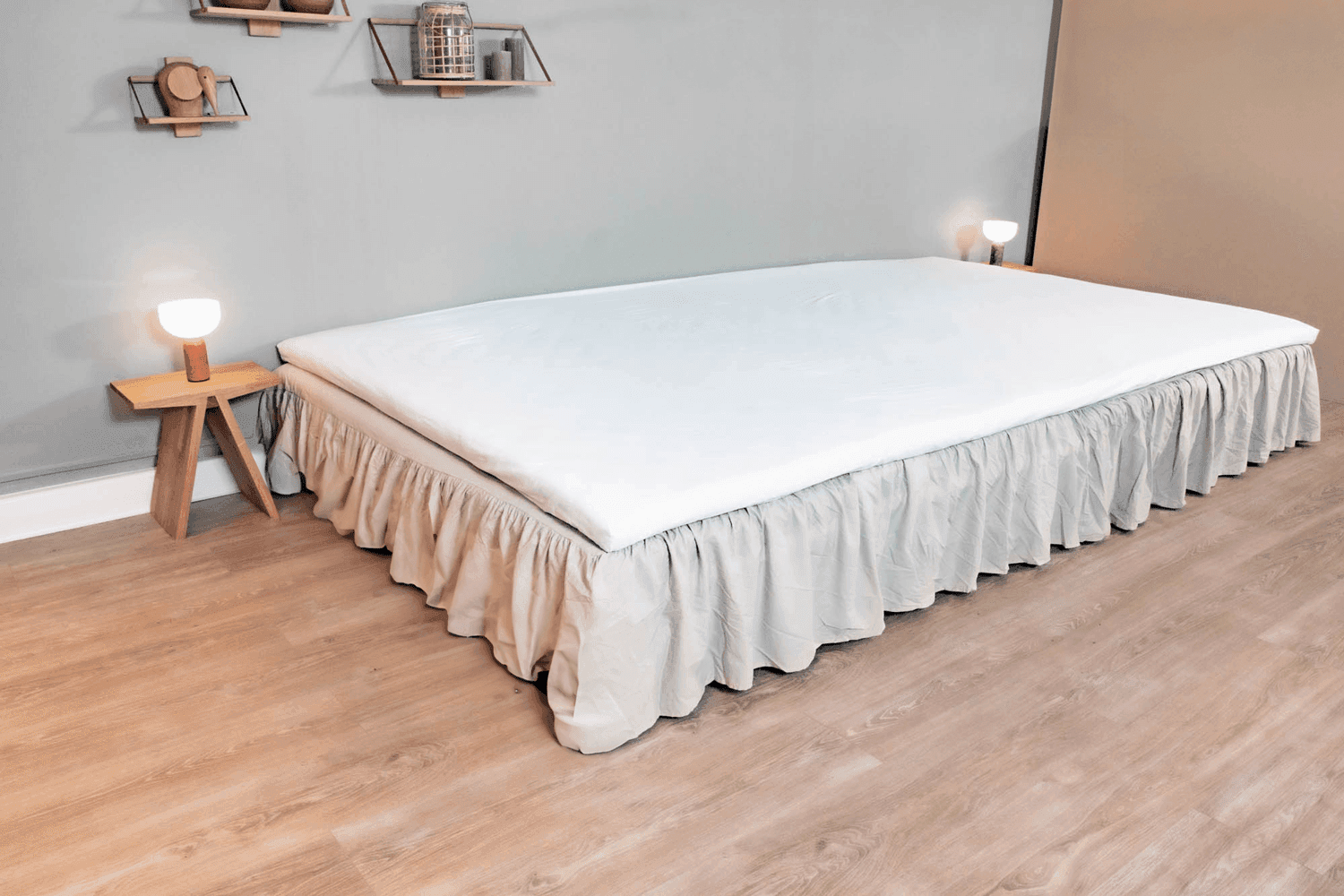 Gonna per letto FAMBED® beige lungo il fianco del letto