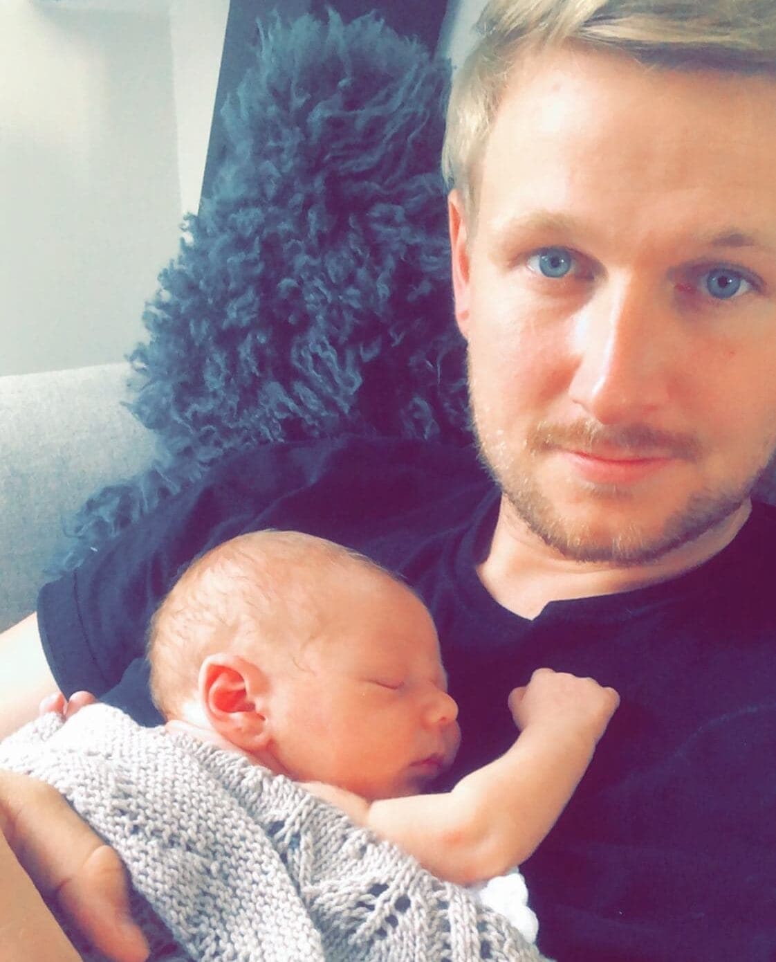 Kasper con suo figlio Oskar addormentato sul petto
