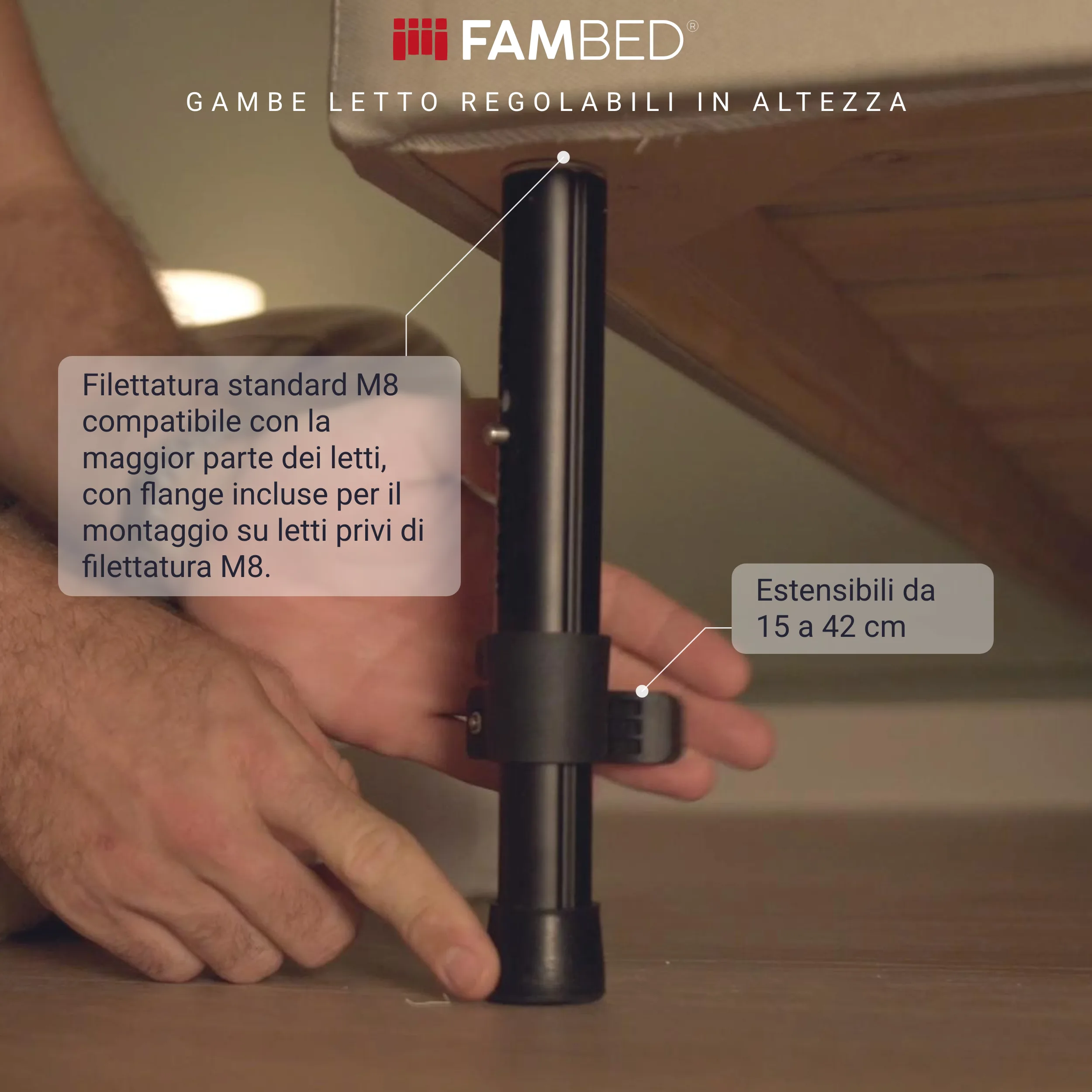 Infografica: piedino nero regolabile in altezza montato sotto il letto, con indicazioni sulla filettatura M8 e sull'altezza regolabile da 15 a 42 cm