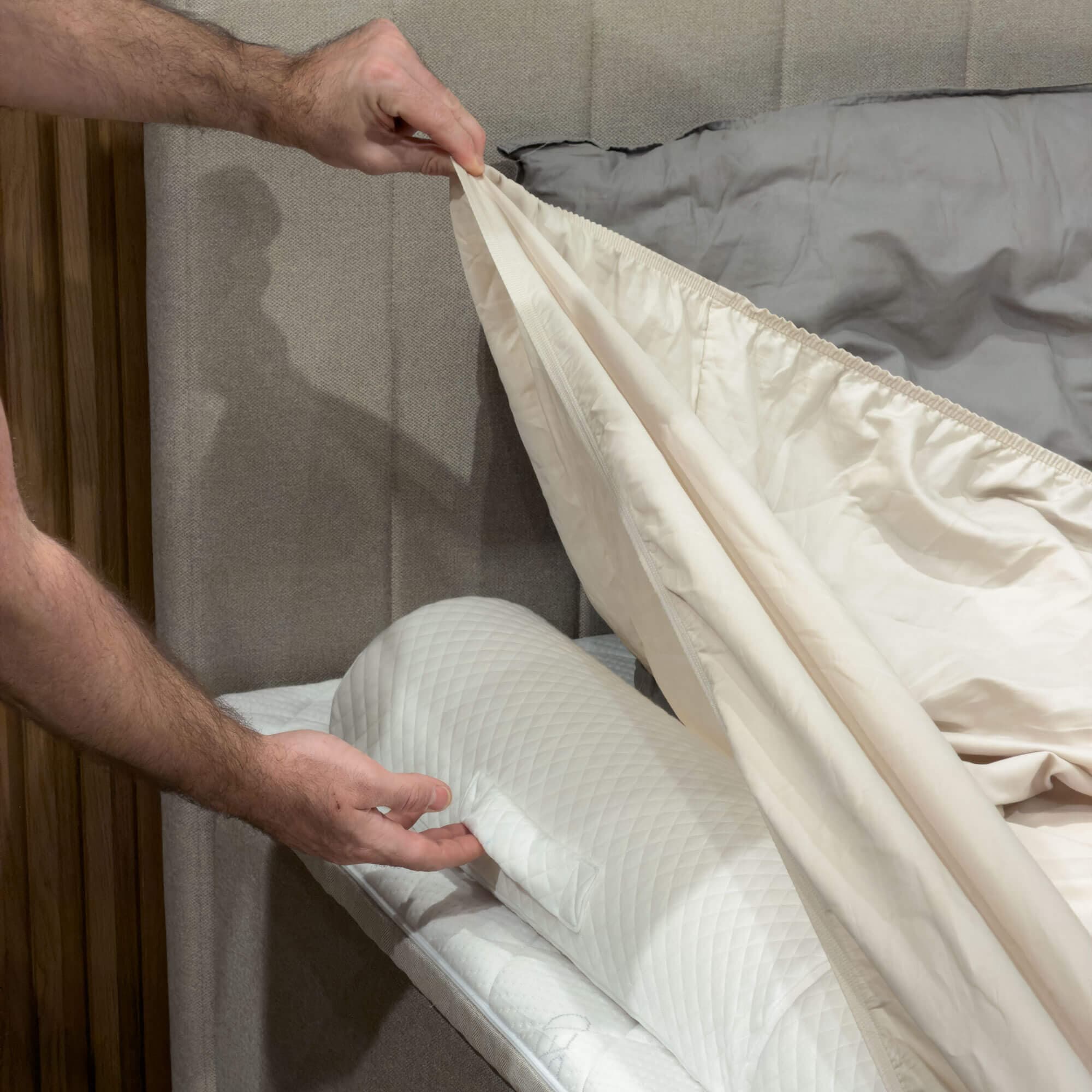 Sponda letto FamBed posizionata saldamente sotto il lenzuolo, lungo il bordo del letto