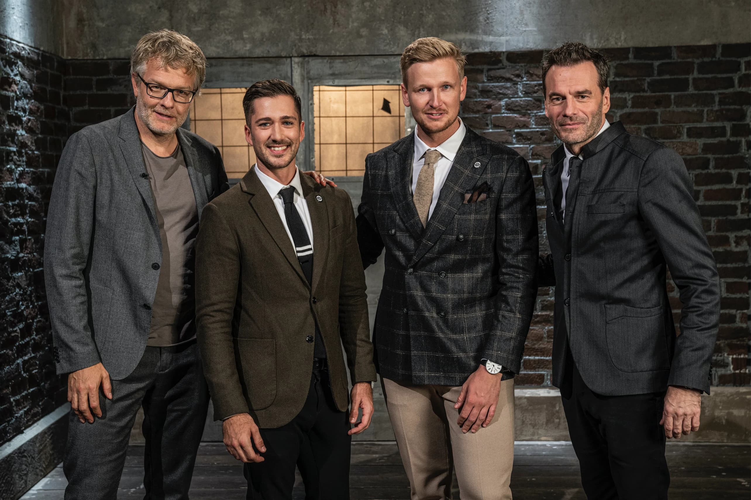 Oliver e Kasper fotografati con il duo di Dialægt nello studio di Løvens Hule