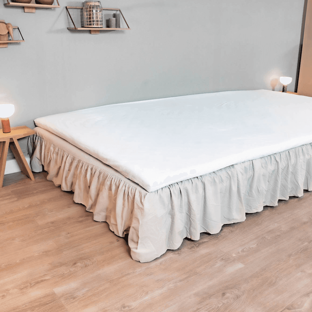 Giroletto da letto FamBed arricciata e realizzata su misura, che copre la base del letto fino al pavimento