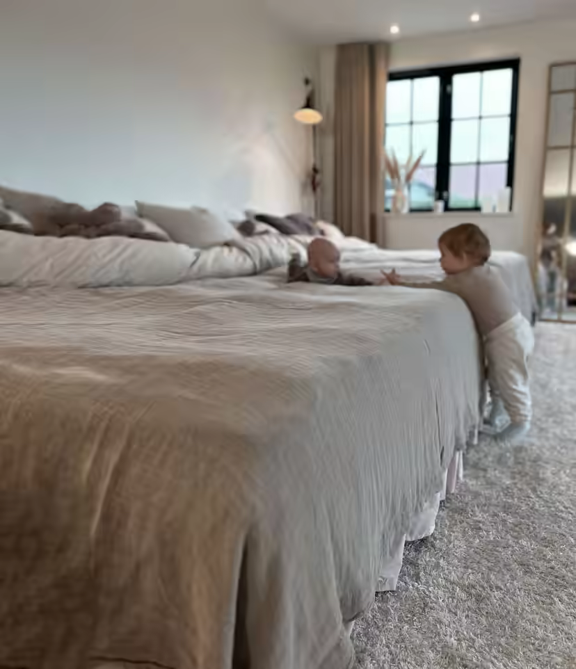 Una famiglia dorme insieme in un letto familiare FamBed largo 360 cm